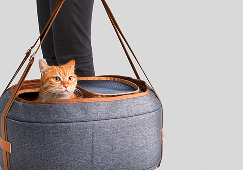 http://www.larevuedudesign.com/wp-content/uploads/2019/10/Larevuedudesign-design-designer-industriel-Hoonico-Parc-Sunghoon-animaux-compagnie-Carrio-multifonction-animal-sac-Chat-chien-textile-02.jpg